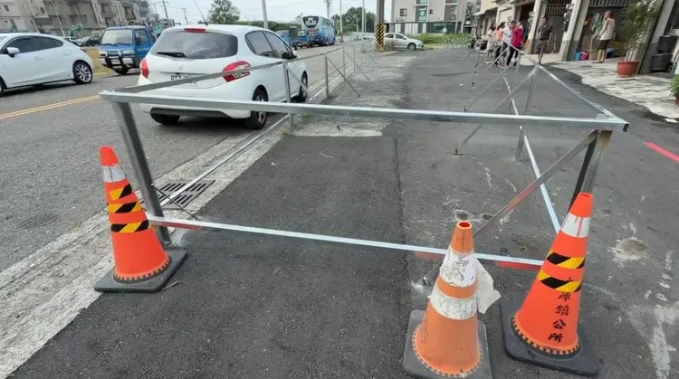 既成道路還真的是私人土地，鎮公所將邀地主與居民協商解決。民眾提供
