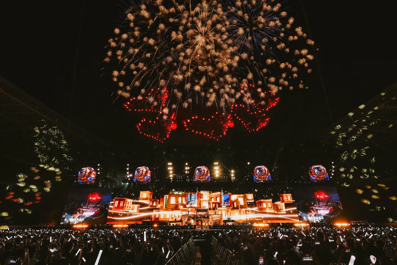 五月天开唱祭4分钟绝美烟火秀。相信音乐提供