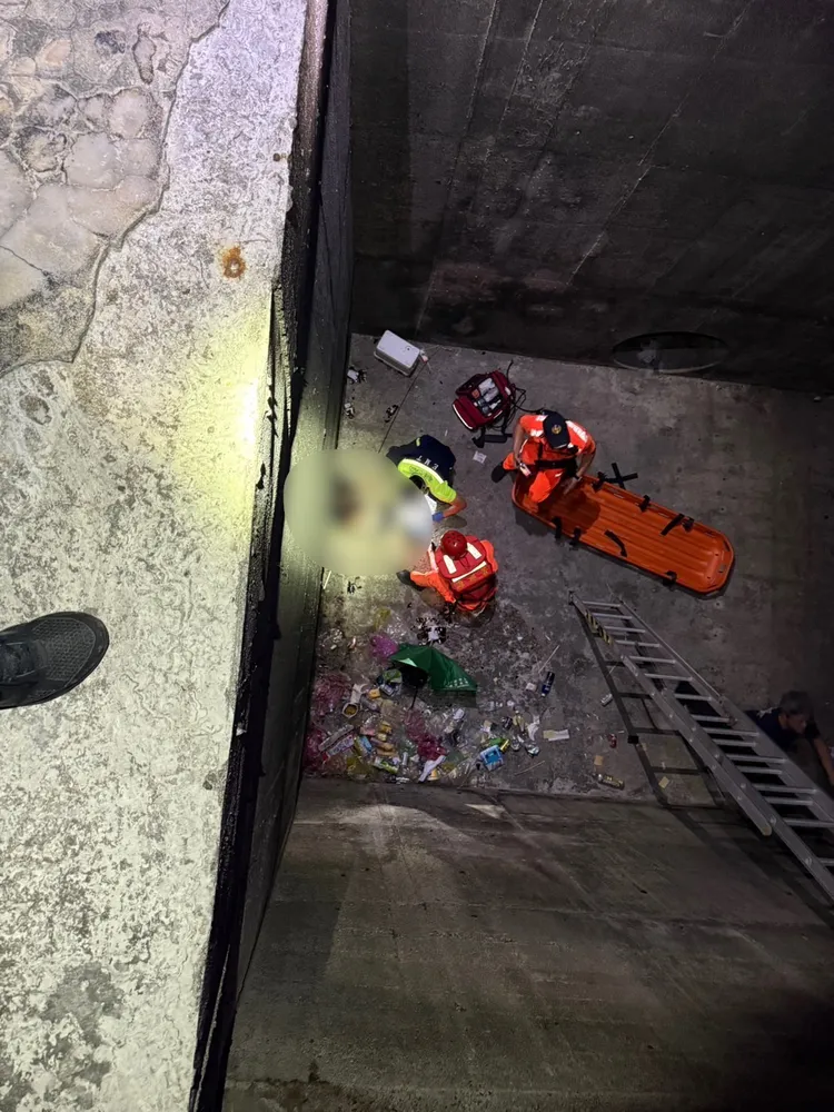 林男意外踩空墜落5米深涵洞。翻攝照片