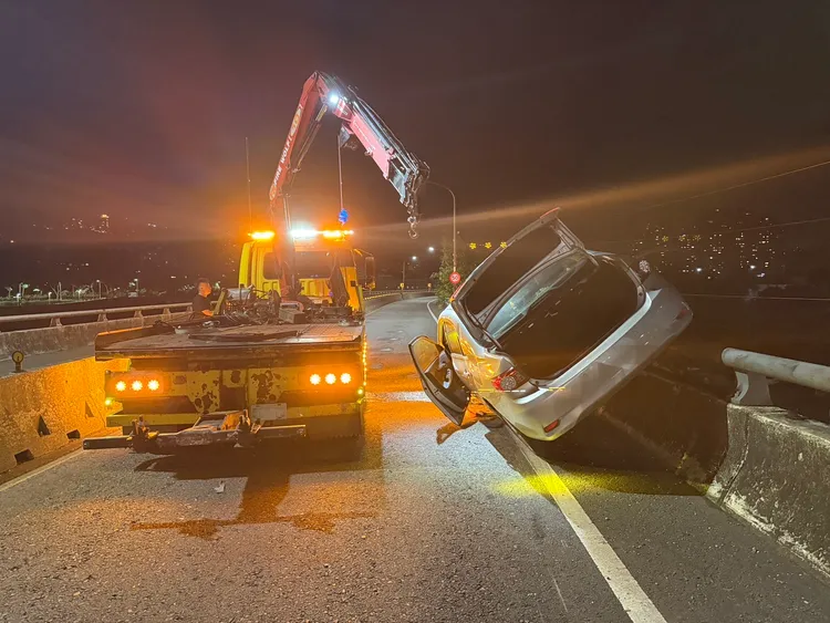 拖吊車到場處置。警方提供