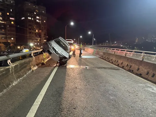 汐止货柜引道深夜巨响 小客车骑上护栏...警到场「空无一人」
