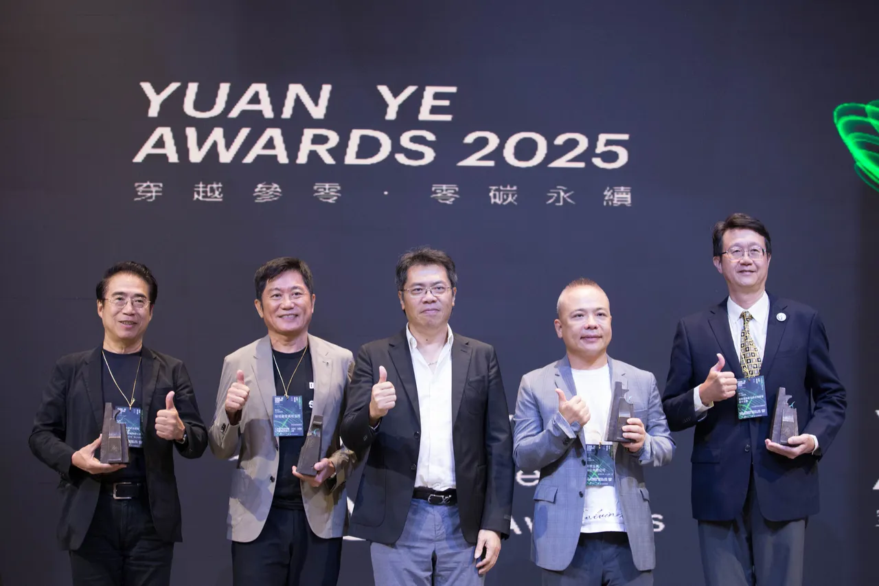 2025建筑园冶奖代言人罗耕甫(中)颁奖给评审特别奖得主,由左至右分别是高雄燕巢.横山共创基地、碳佐麻里新兴店、半山梦工厂及八仙山国家森林游乐区_自然构筑计划等四位得奖者。建筑园冶奖提供