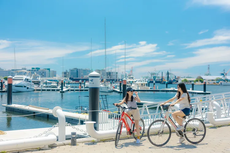 福容高雄店雙人入住「低碳輕旅行專案」4399元起，贈電輔車騎乘2小時、面膜與收納包。業者提供