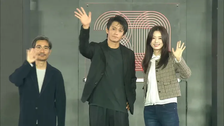 導演月川翔（左起）、小栗旬、韓孝周向觀眾打招呼。翻攝BIFF YouTube