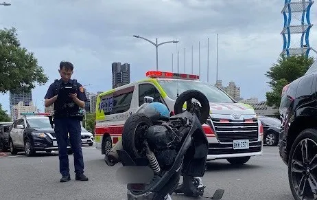 机车遭汽车擦撞,在空中翻了一圈才落下。翻摄画面