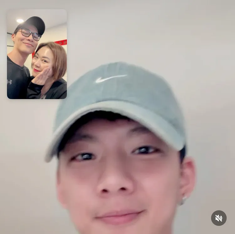 宋偉恩（左上）和乾媽，在得知入圍後一起視訊吳念軒。翻攝自宋偉恩IG