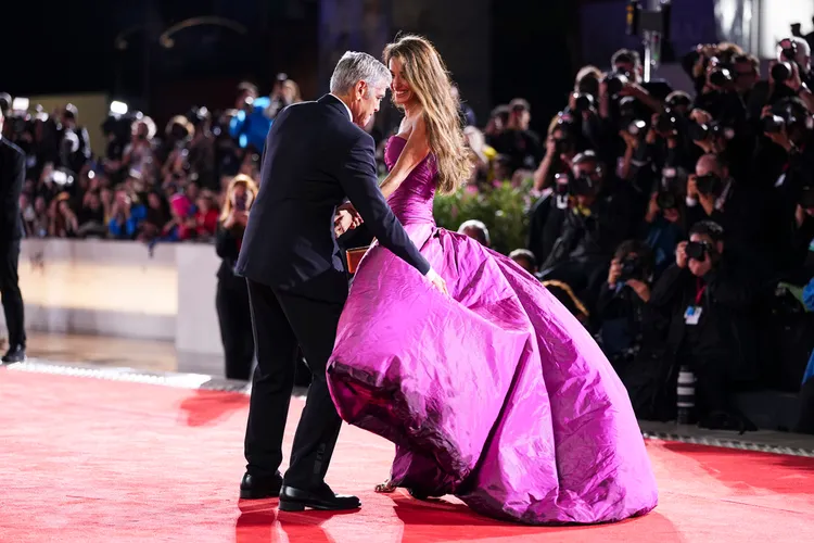 喬治克魯尼幫愛妻壓裙襬，就怕她走光。美聯社