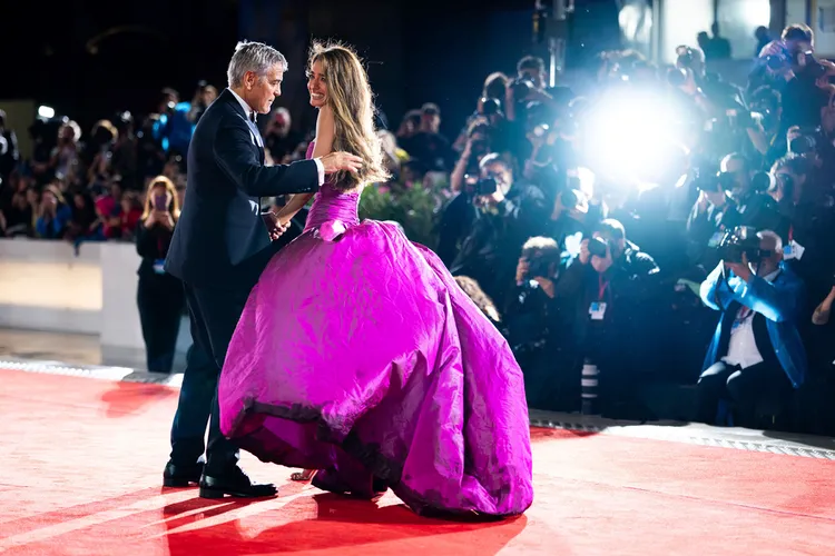 喬治克魯尼幫愛妻壓裙襬，就怕她走光。美聯社