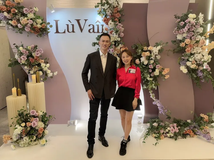 「LuVaii露琺意醫美集團」創辦人暨總經理阮丞輝(左)親自與消費者說明全身皮膚管理技術一條龍服務。業者提供