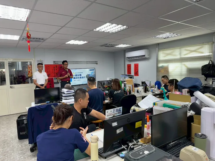 消防局第一大隊羅凱文大隊長（中）於小額採購反貪指引講習中開場引言。翻攝畫面