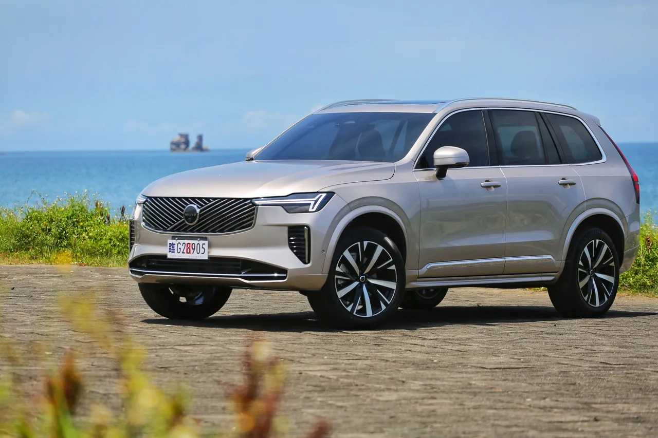 看似只是小改款,卻藏滿驚喜。Volvo XC90車頭以新世代語彙悄悄進化,讓這台十年經典LSUV再度煥然一新。林浩昇攝