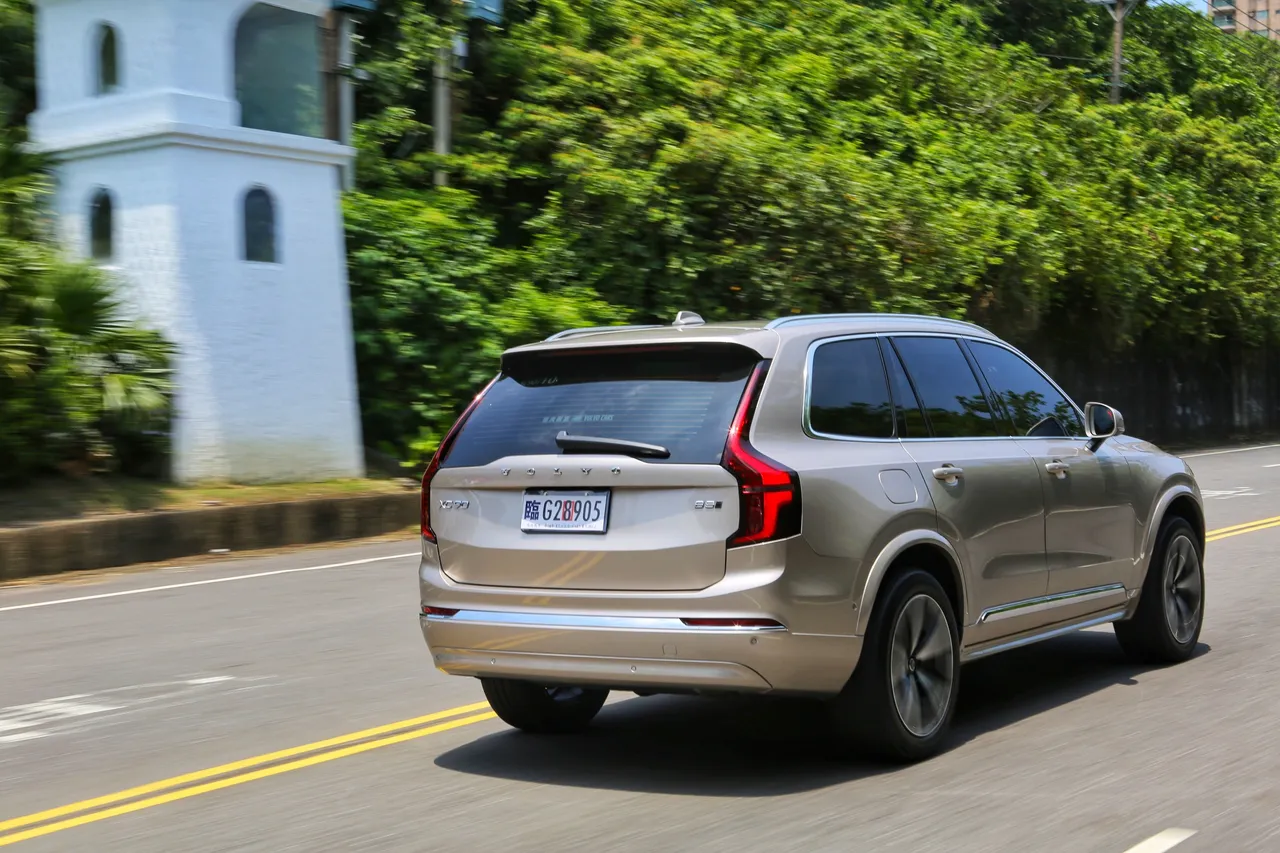 XC90 B5 Ultra搭載FSD主動底盤,能依路況自動調整阻尼,兼顧舒適性與穩定性。林浩昇攝