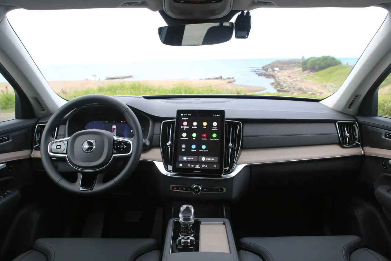 XC90內裝延續北歐設計精髓,對稱中控台、直立出風口與原木飾板,共同營造出宛如居家般的舒適氛圍。林浩昇攝