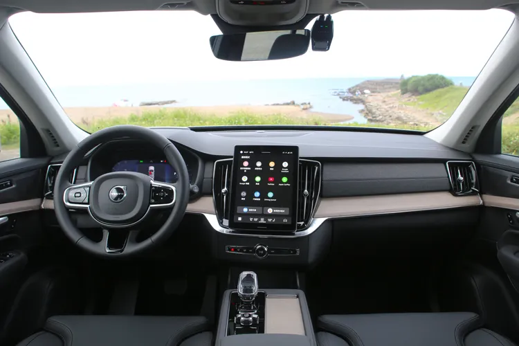 XC90內裝延續北歐設計精髓，對稱中控台、直立出風口與原木飾板，共同營造出宛如居家般的舒適氛圍。林浩昇攝