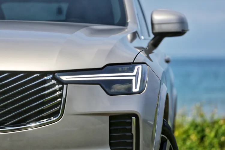 XC90小改款頭燈延續雷神之槌造型，導入最新Matrix LED技術，夜間照明更出色。林浩昇攝