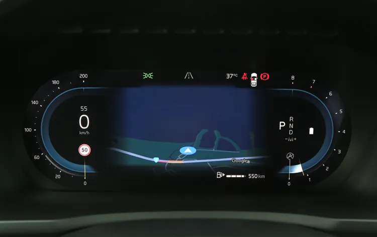 12.3吋數位儀錶導入新一代顯示介面，以更簡潔的圖像元素呈現，並加大中央導航資訊顯示面積，所需資訊一目了然。林浩昇攝