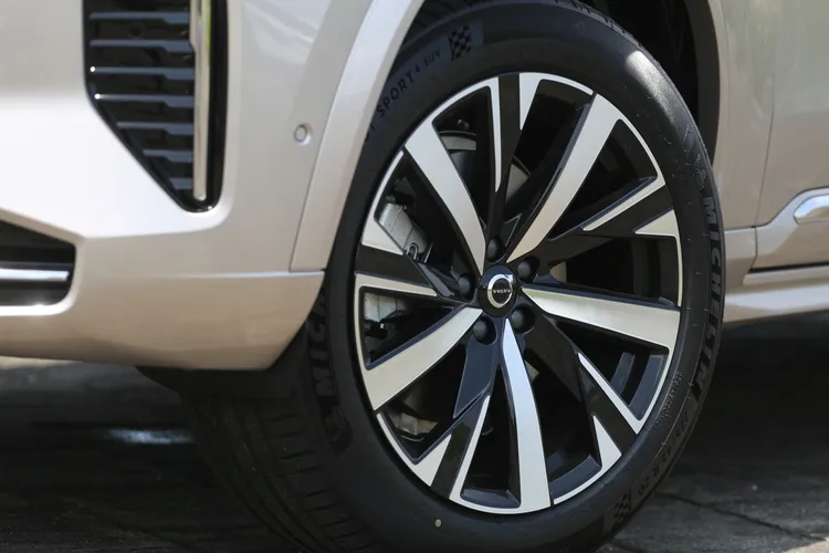 全新20吋亮黑鑽石切割輪圈，取代過往19吋設計，配合275/45R20胎組更顯動感氣勢。林浩昇攝