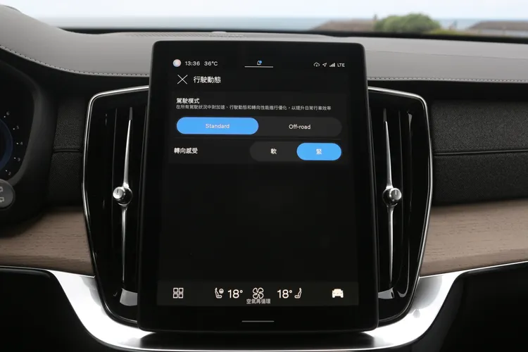 行車模式具備標準和越野兩種選擇，另外也可兩段切換方向盤輔助力道。林浩昇攝