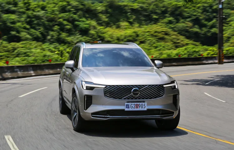 在連續彎道需要支撐性時，XC90 B5 Plus的懸吊能展現足夠的韌性，不會讓龐大的車身失去該有的穩定性。林浩昇攝