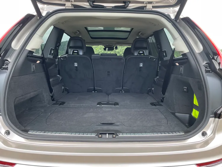 把第二、第三排座椅傾倒之後，行李廂容積即可擴大到1,950公升。林浩昇攝