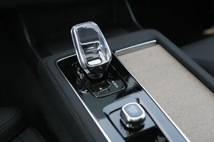 以往在T8車型上才能得見的水晶排檔頭，如今也成全車系標準配備。林浩昇攝