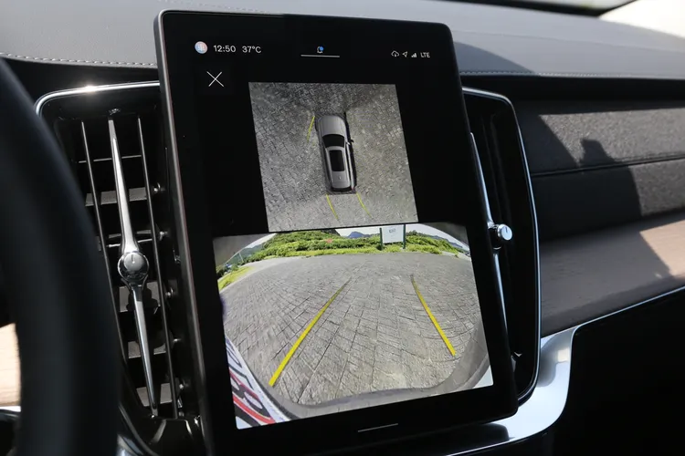 小改款升級360度環景攝影系統，搭配11.2吋中控螢幕，不僅能提供高解析鳥瞰視角，還能同時顯示180度的前方或後方畫面。林浩昇攝