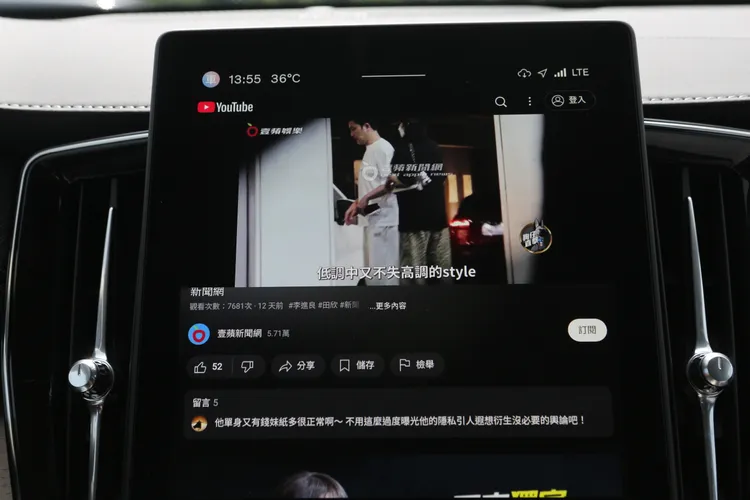 在車輛靜止狀態下，也可透過內建網路使用串流影音功能。林浩昇攝