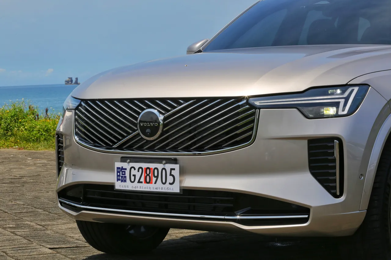XC90小改款換上全新菱層紋交錯水箱護罩,並搭配鍍鉻材質,頭燈與鈑件線條同步調整,質感更顯豪華。林浩昇攝
