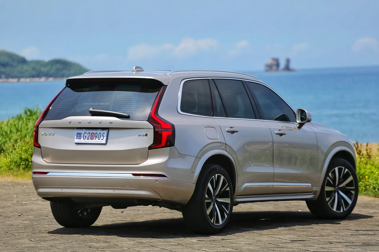 XC90車尾依舊維持高辨識度的垂直尾燈,並全面導入Bright外觀套件,鍍鉻飾條點綴更顯精緻。林浩昇攝