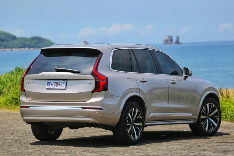 XC90車尾依舊維持高辨識度的垂直尾燈，並全面導入Bright外觀套件，鍍鉻飾條點綴更顯精緻。林浩昇攝