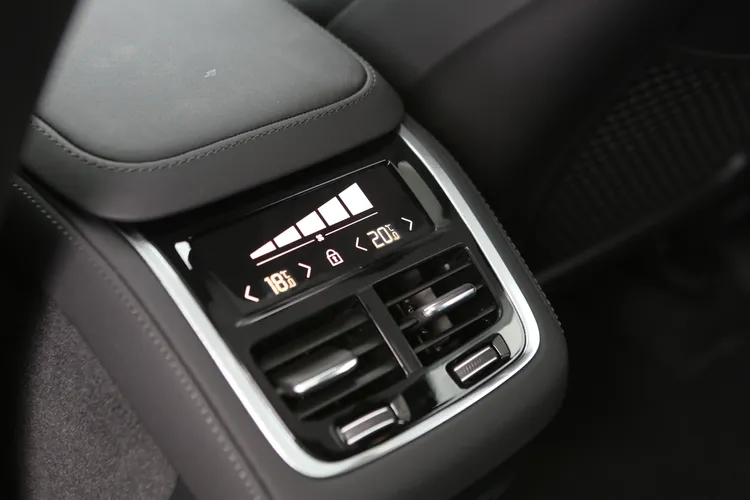 第二排同時也具備左右雙區恆溫空調調整機能。林浩昇攝