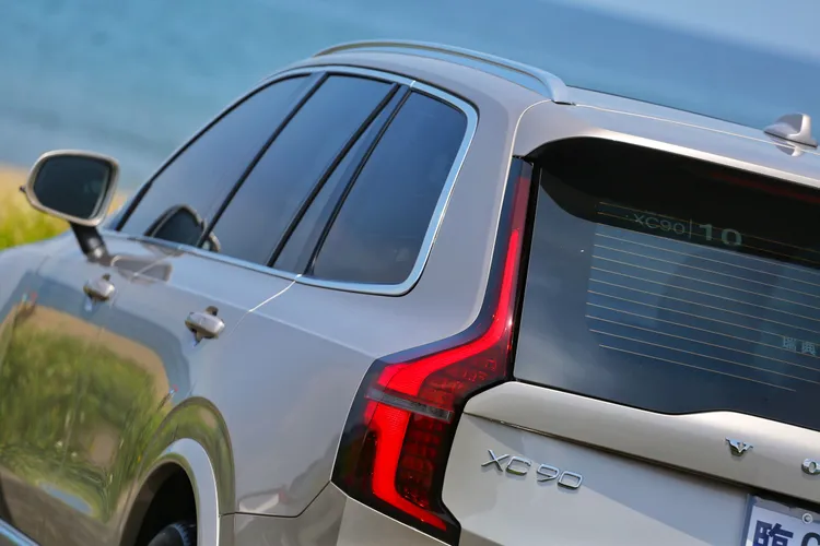 尾燈主要是透過薰黑處理，呈現出更內斂的豪華風味。林浩昇攝