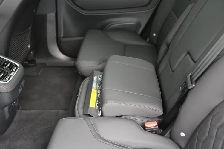 中央座椅還內建Volvo專利的收摺式兒童增高墊。林浩昇攝