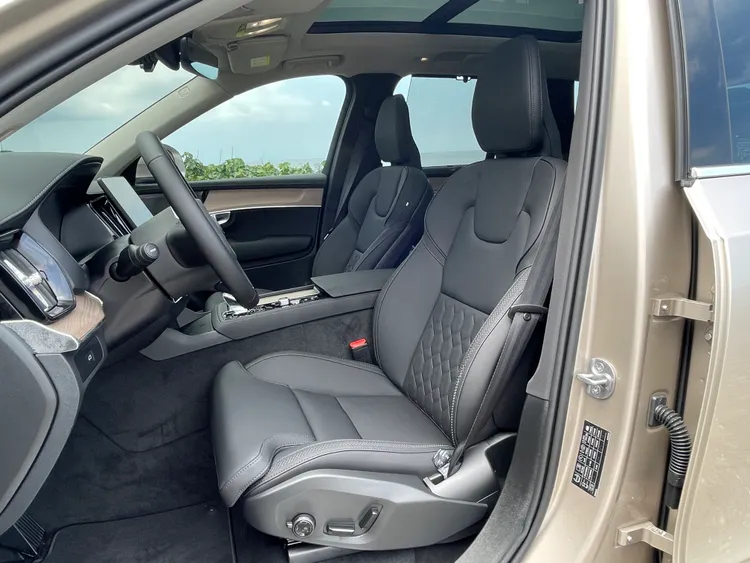 XC90 B5 Plus 全車採用 Nordico 永續材質座椅，不僅兼顧舒適與耐用，也呼應品牌對環保的重視，前座實際乘坐時，肩背與大腿都能獲得充分支撐。林浩昇攝