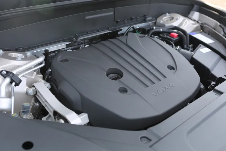 動力採用2.0升四缸渦輪增壓引擎加上48V輕油電系統，除了追求輸出效能外，更在燃燒效率與排放表現之間取得平衡。林浩昇攝