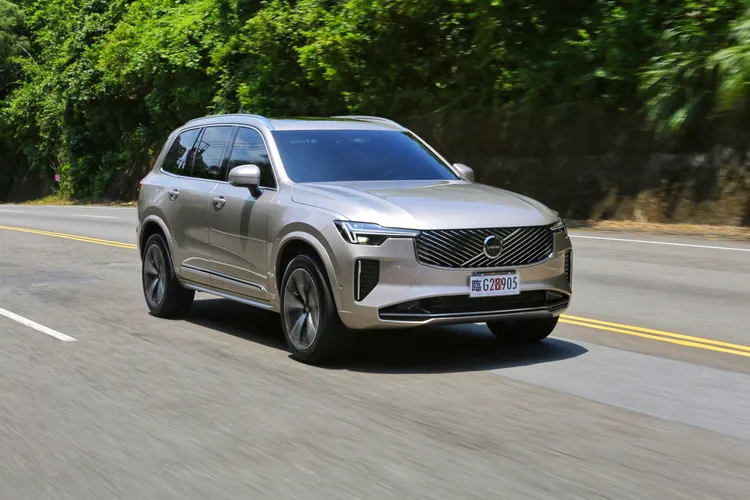 XC90在中低速行進間顯得沉穩又不失靈活，油門反應線性而不急躁，48V系統在起步瞬間送上的助力，讓這部大塊頭出奇地輕盈。林浩昇攝