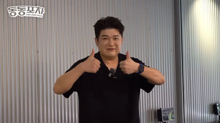 神童在《童童布帳馬車》變身酒館老闆。翻攝YouTube