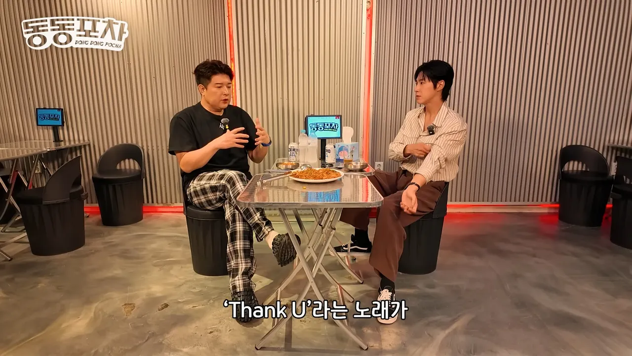 东方神起队长允浩(右)也是来宾之一。翻摄YouTube
