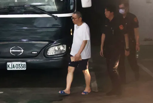 柯文哲穿白T短裤现身!下囚车没表情 搞定一事就可回家