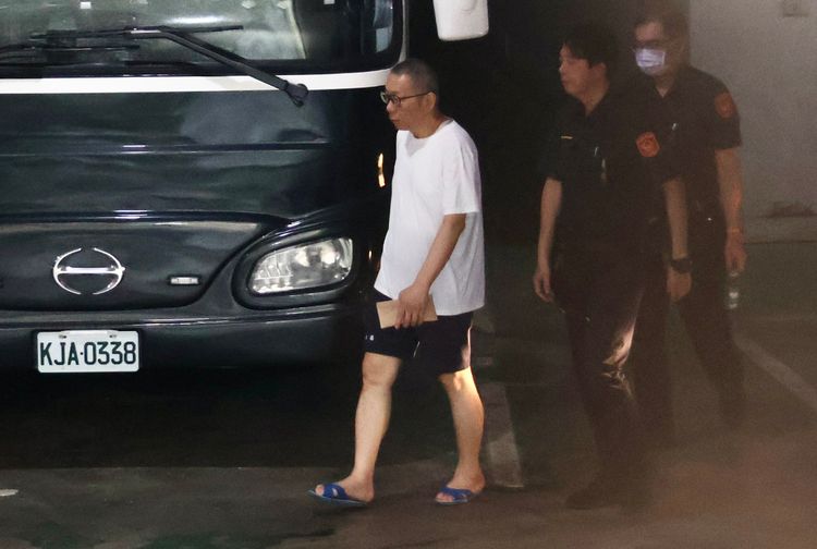 柯文哲穿白T短褲現身！下囚車沒表情　搞定一事就可回家