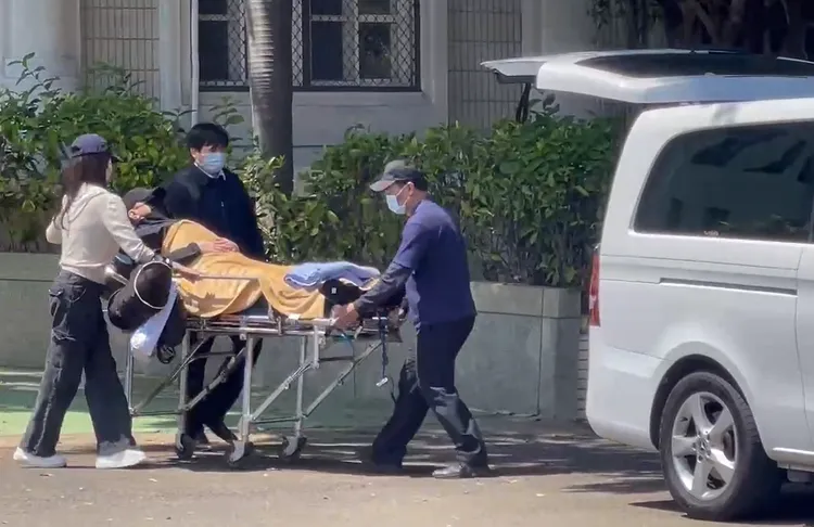 同案被告林明佐也接受電子監控，交保後還一度身體出狀況送醫。翻攝照片