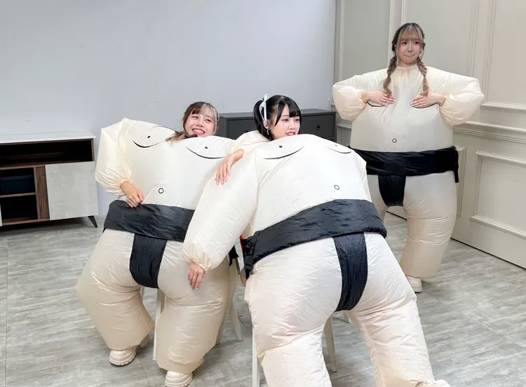 蔡亞恩（左起）、林于馨和劉曉晴穿相撲裝玩遊戲，爆笑指數破表。好言娛樂提供