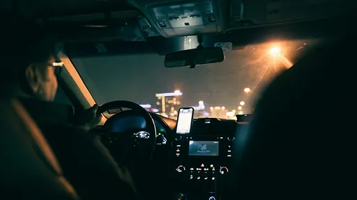 女神主動邀約油漆工上山賞夜景 沿途指引他直奔黑幫陷阱