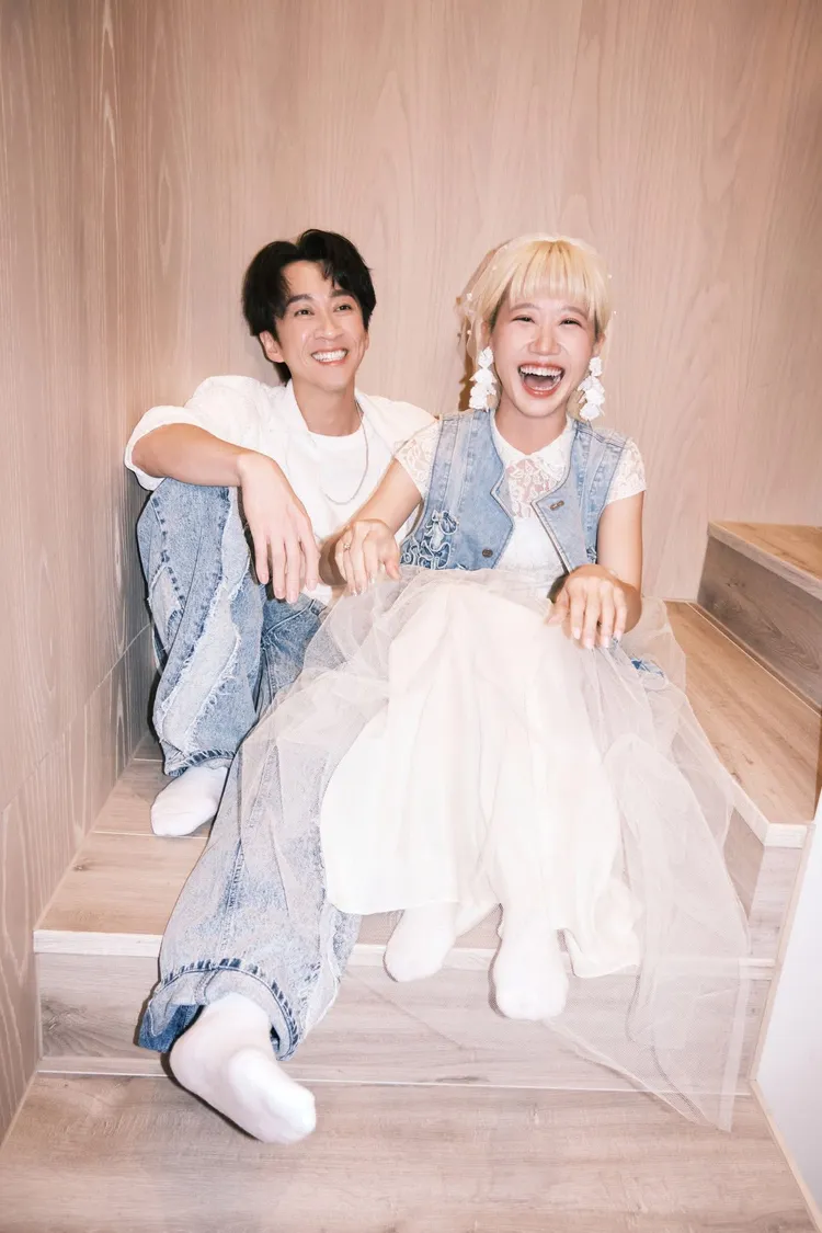 2人以牛仔、白色元素作為情侶裝。翻攝陳漢典臉書