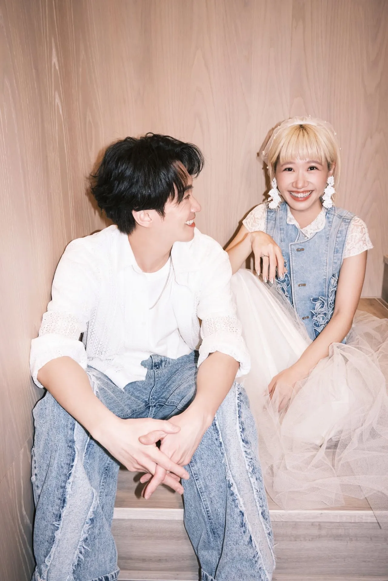 Lulu以层层堆叠的白色纱裙作为婚服。翻摄陈汉典脸书