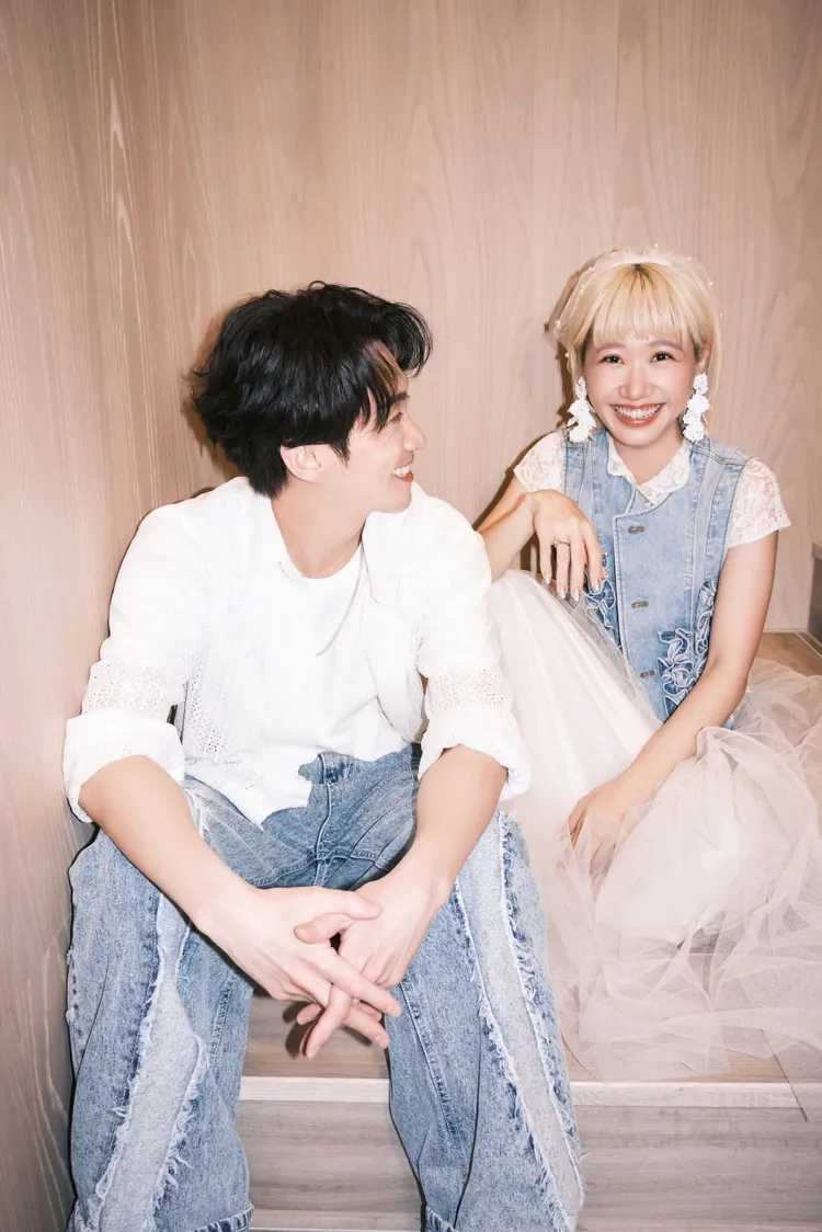 Lulu以層層堆疊的白色紗裙作為婚服。翻攝陳漢典臉書