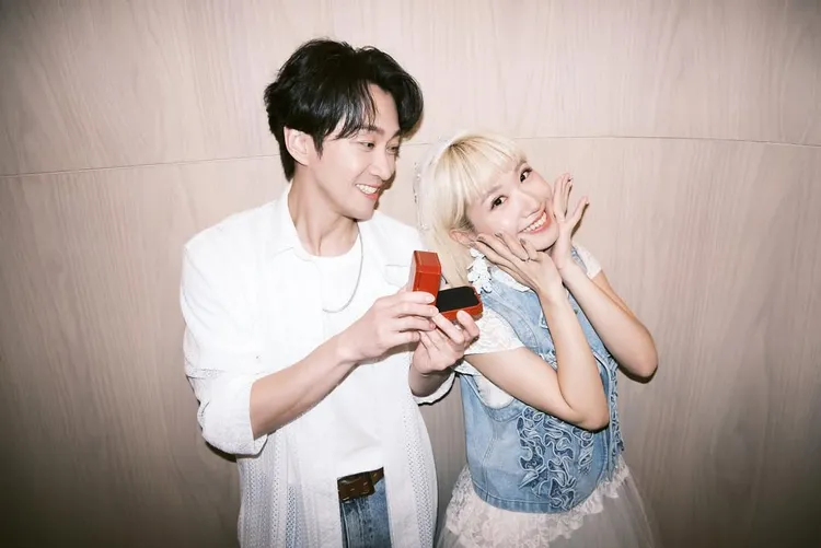 陳漢典捧著婚戒盒子笑著看Lulu。翻攝Lulu IG