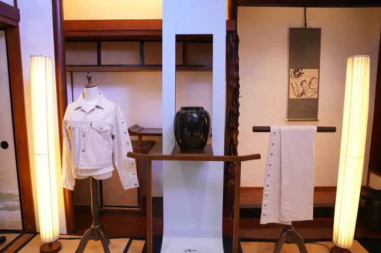 女裝象牙白排釦鑲嵌丹寧外套以五金特色帶出工裝精神，並與現代時髦元素相互融合。品牌提供