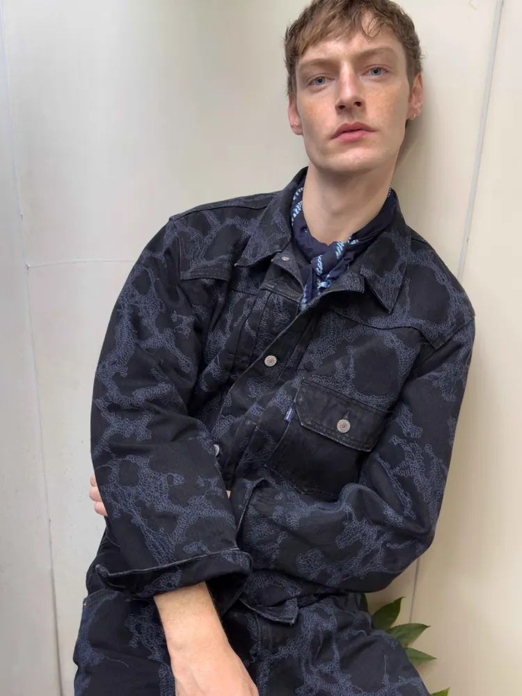 Type I滿版刺繡夾克外套以合身袖型與略短版設計帶來俐落線條，並可與相同花紋的丹寧褲搭配成套。品牌提供