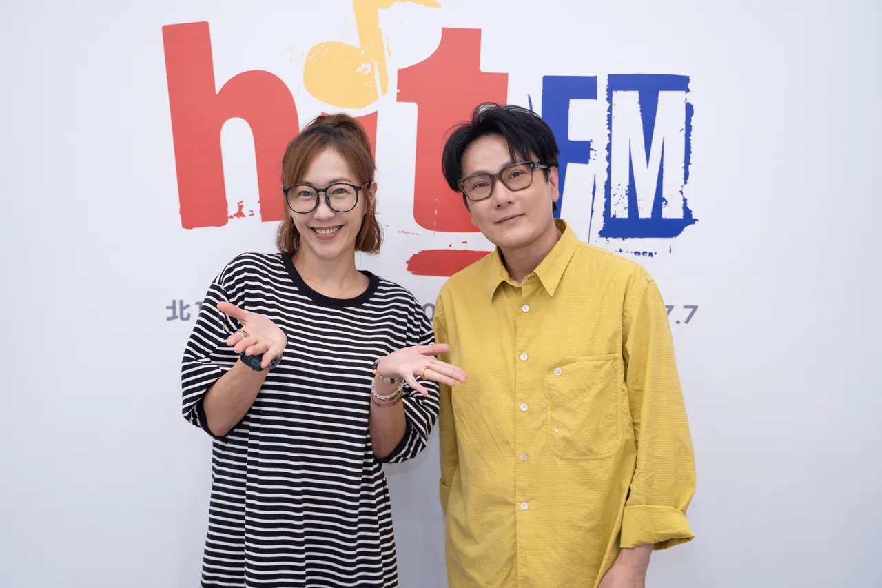 張信哲(右)作客Hit Fm聯播網《HIT週末!》節目,接受主持人GiGi訪問。Hit Fm聯播網提供